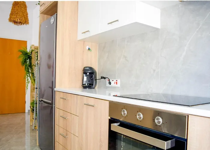 Coastal Getaway Apartment *